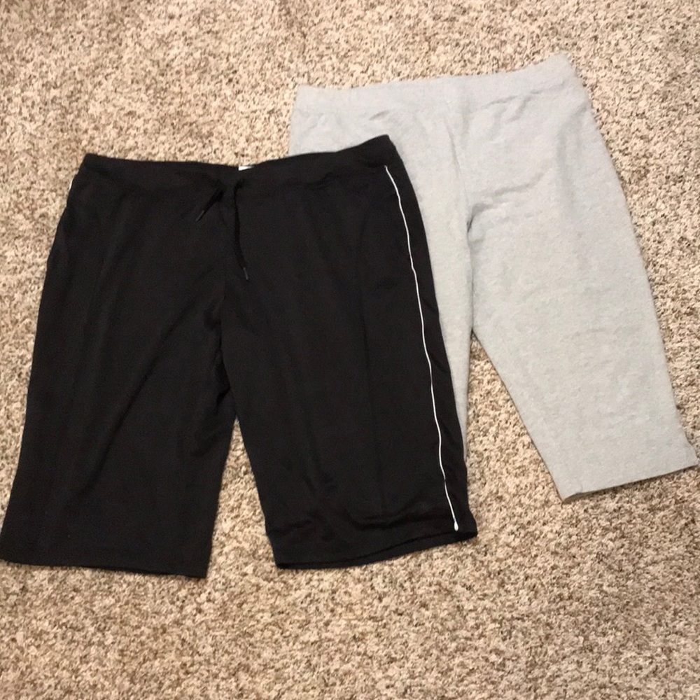 Set of 2 - XL (16-18) women’s work out Capri pants / leggings